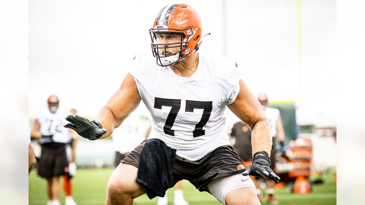 Cleveland Browns guard Wyatt Teller (77) blocks during an NFL football game  against the Pittsburgh Steelers in Pittsburgh, Monday, Sept. 18, 2023. (AP  Photo/Gene J. Puskar Stock Photo - Alamy