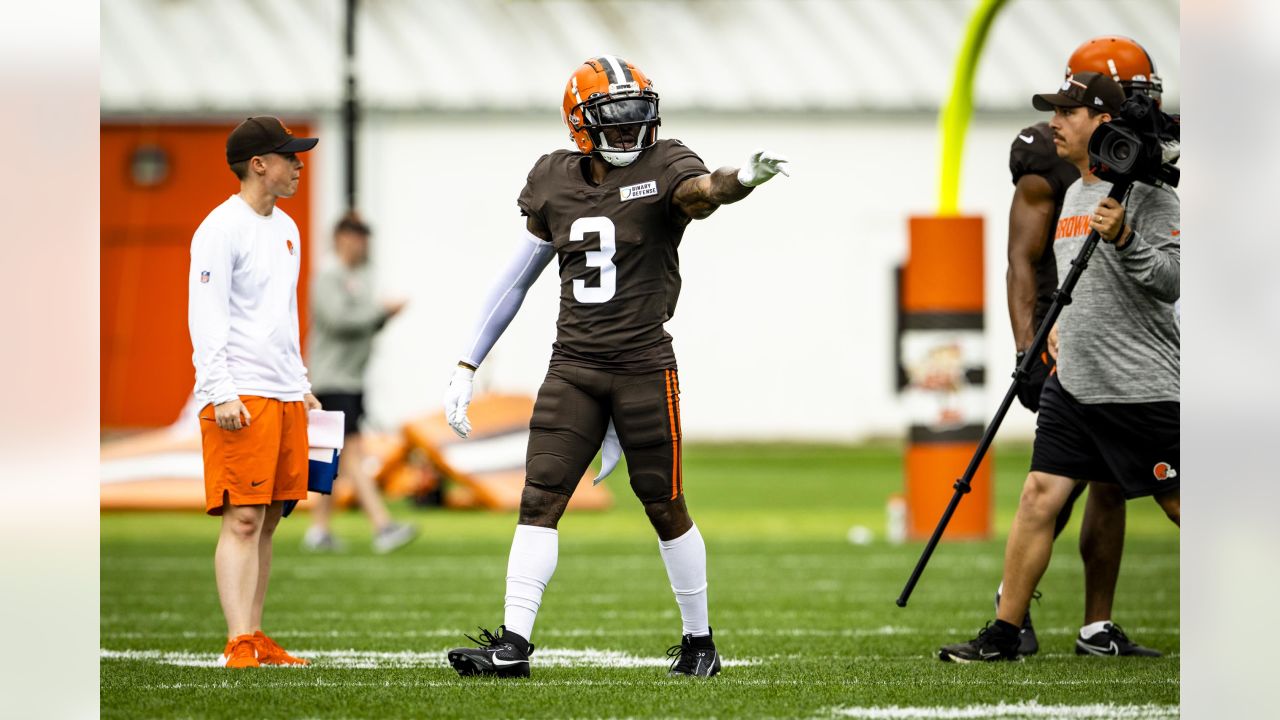 Cleveland Browns cornerback Greg Newsome II (20) warms up before an NFL  football game against the Cincinnati Bengals, Sunday, Dec. 11, 2022, in  Cincinnati. (AP Photo/Emilee Chinn Stock Photo - Alamy