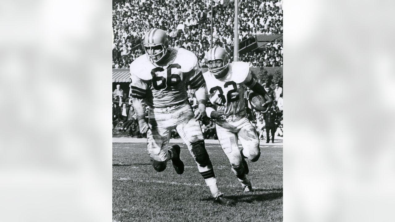 Jimmy Brown (32), running back for the Cleveland Browns, is shown