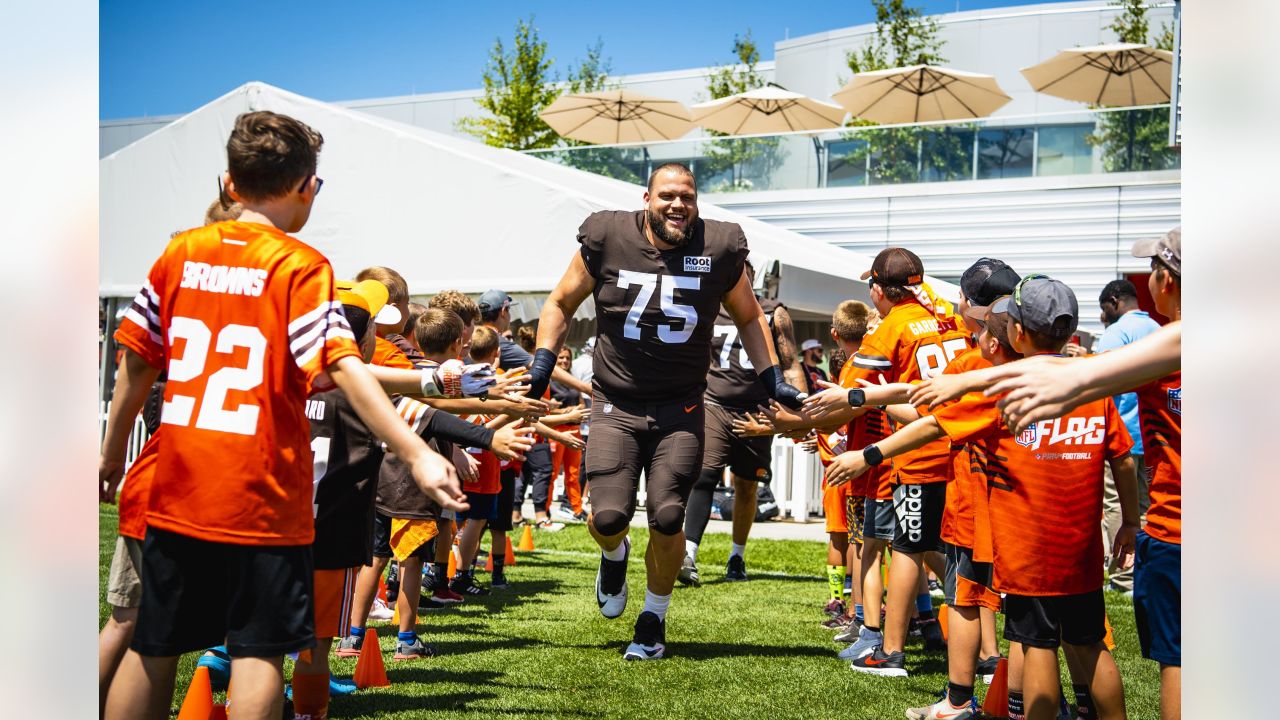 Cleveland Browns guard Joel Bitonio stretches during the NFL football  team's training camp, Tuesday, Aug. 9, 2022, in Berea, Ohio. (AP Photo/Ron  Schwane Stock Photo - Alamy