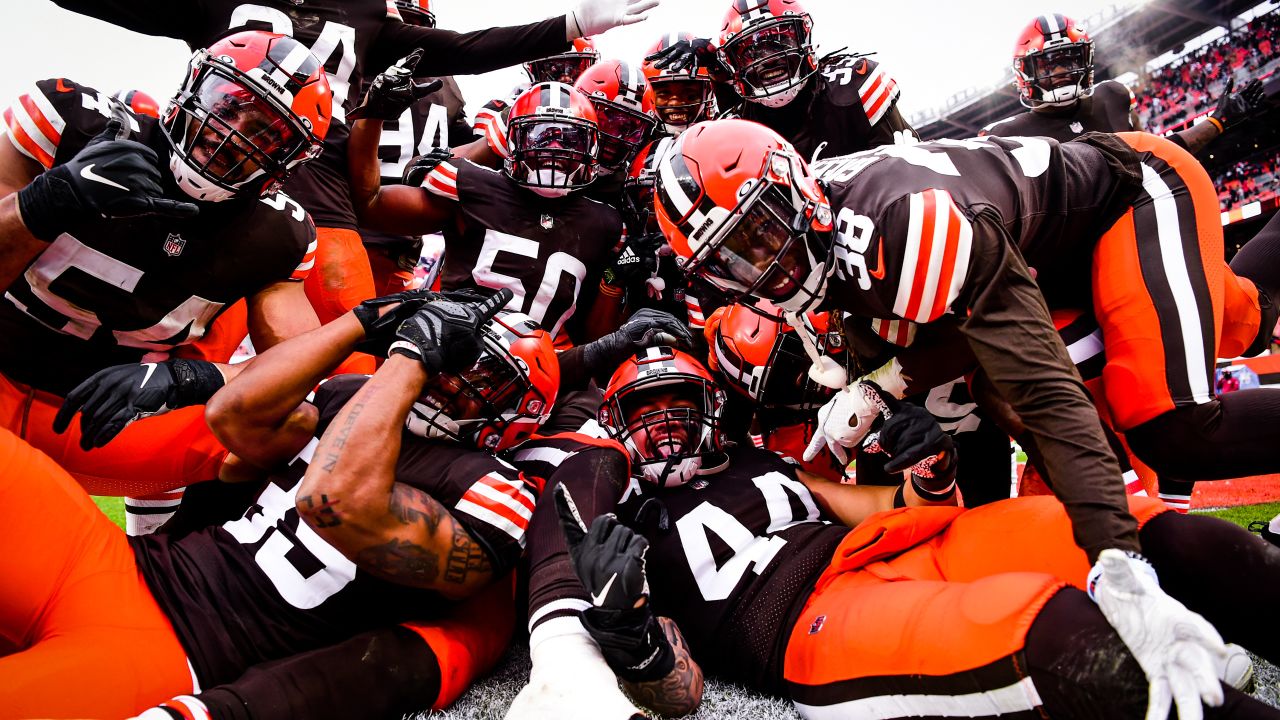 Cleveland Browns win after 635 days, spark wild celebrations