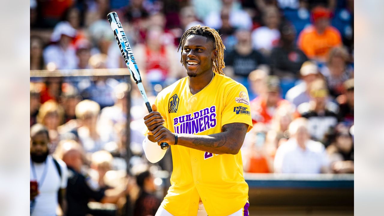 Celebrity Softball game W ✓ 📸: @jerrittclark