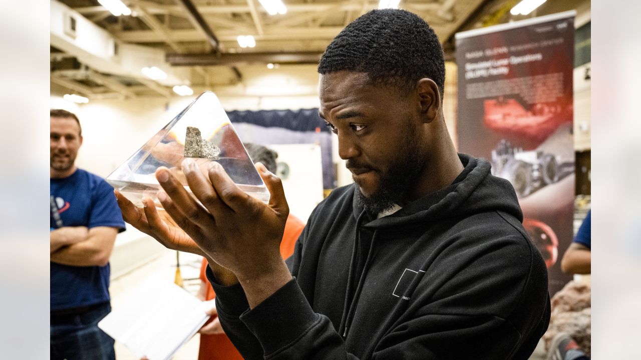 Browns QB Josh Dobbs takes teammates on field trip to NASA's Glenn Research  Center