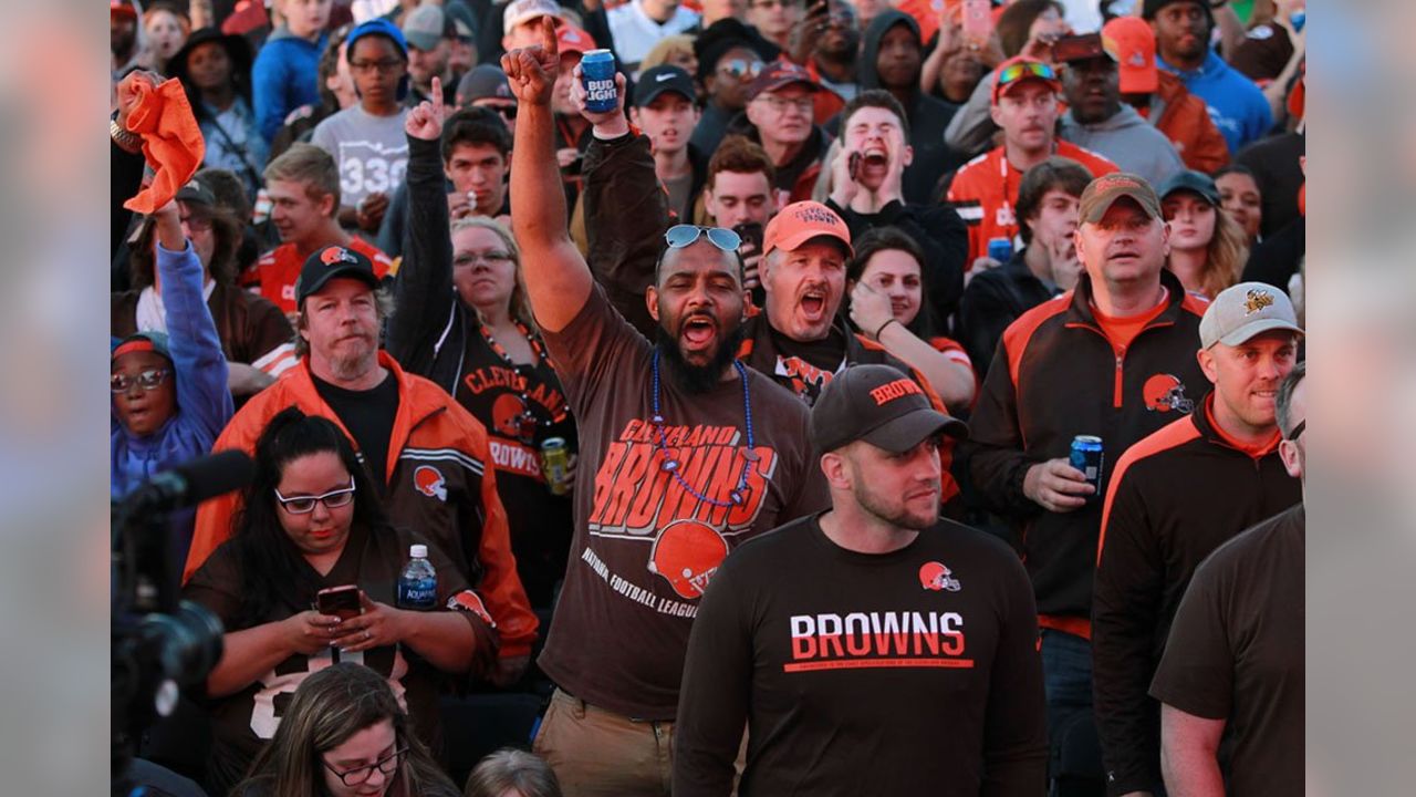 Browns Fan Goes Viral For Throwing Beer To A Boat At Tailgate