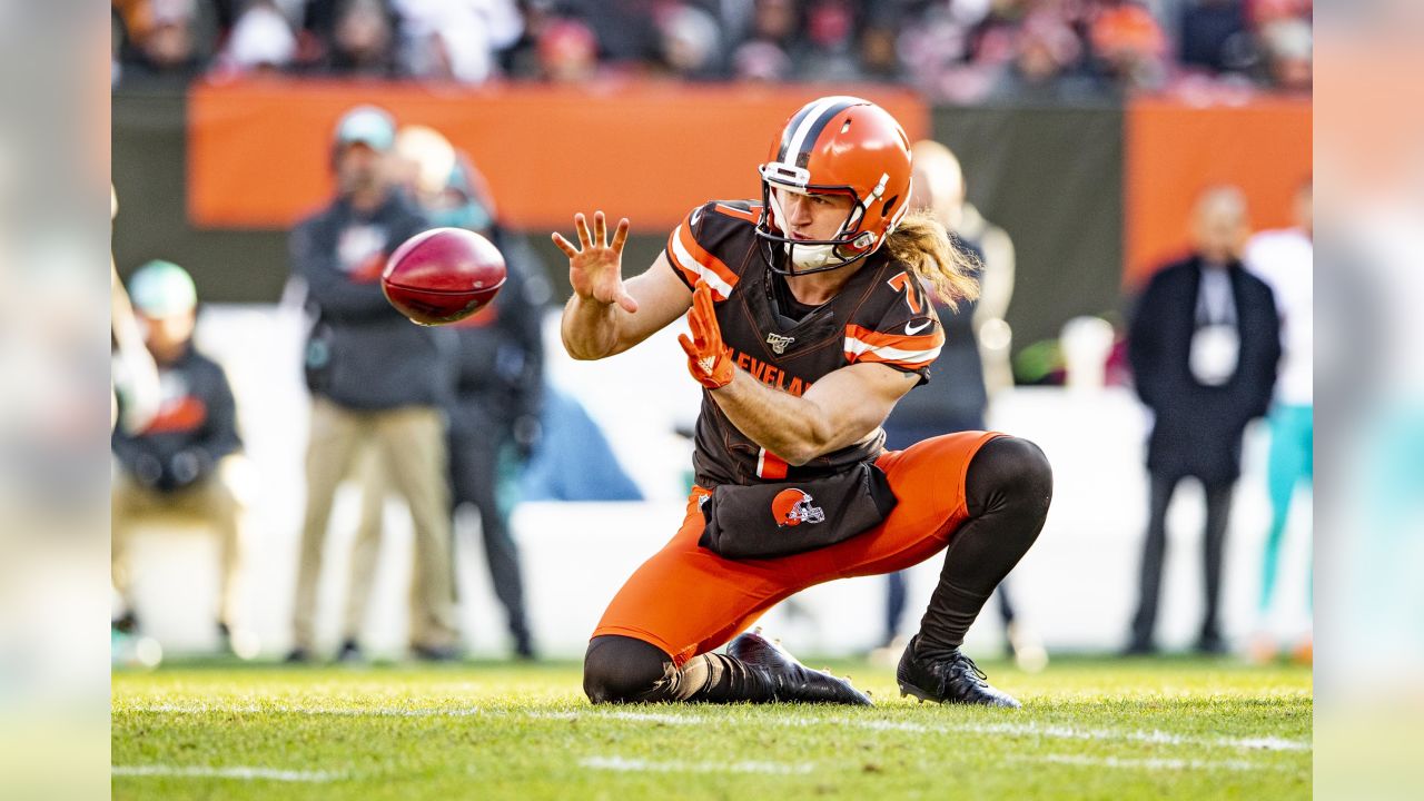 Cleveland Browns punter Jamie Gillan warms up before an NFL football game  against the Tennessee Titans, Sunday, Sept. 8, 2019, in Cleveland. (AP  Photo/David Richard Stock Photo - Alamy