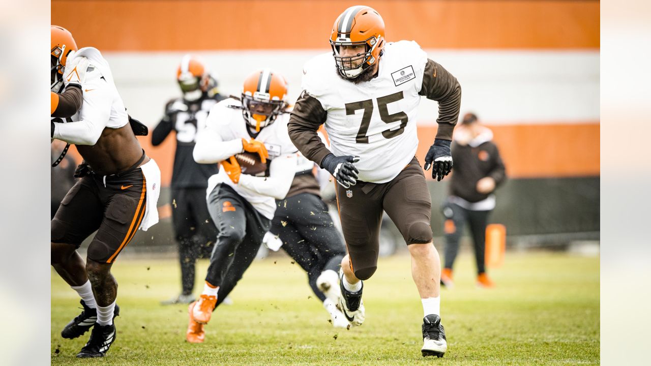 Browns get back 3 players off COVID list to face Steelers 