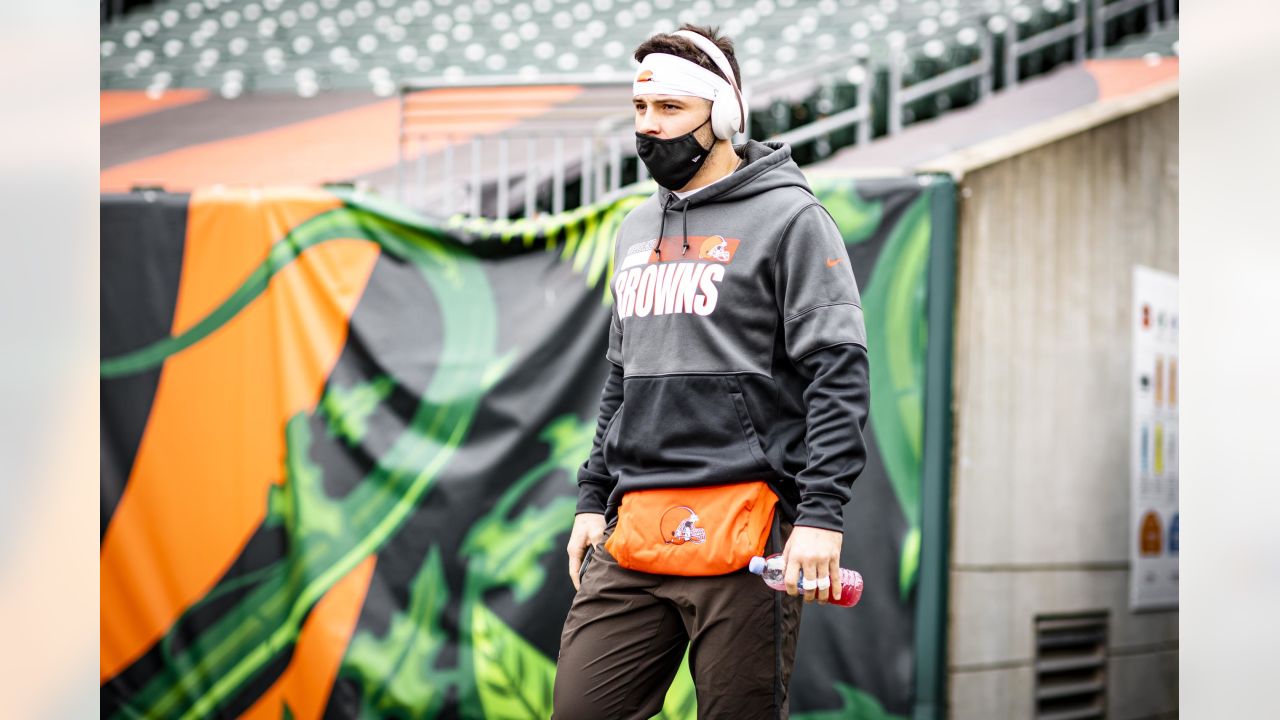 Baker Mayfield reveals 'anti-Browns' shirts ahead of MNF, THE CARTON SHOW