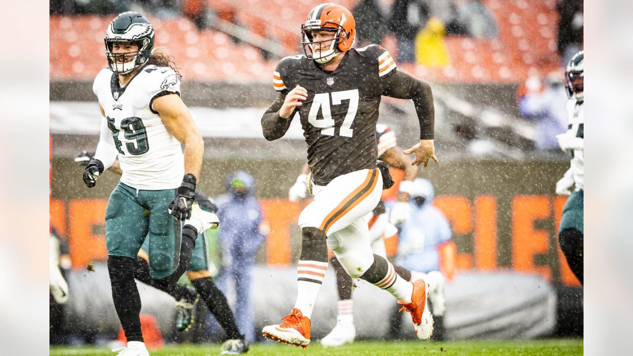 Jacksonville, FL, USA. 29th Nov, 2020. Cleveland Browns long snapper  Charley Hughlett (47) before 1st half NFL football game between the Cleveland  Browns and the Jacksonville Jaguars at TIAA Bank Field in