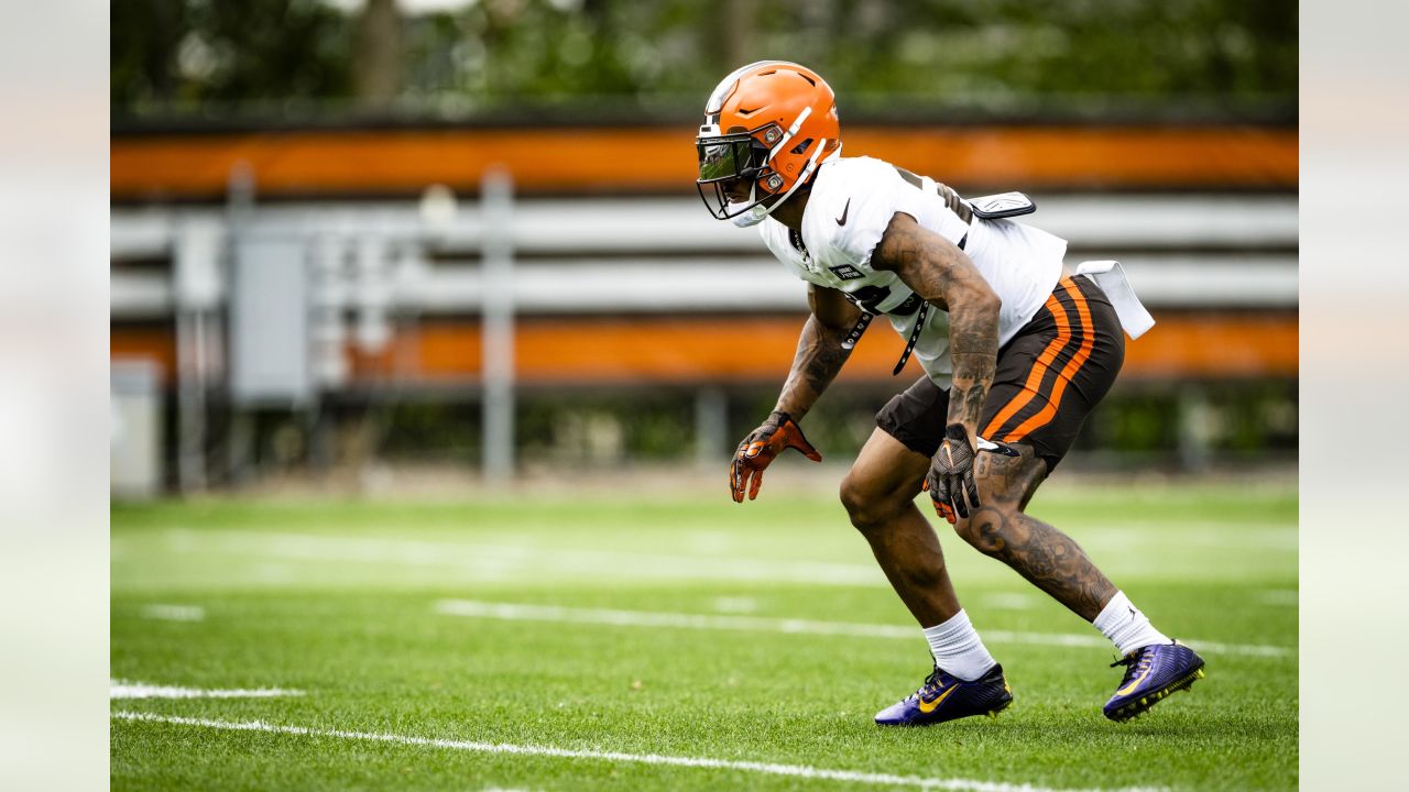 Cleveland Browns cornerback Greg Newsome II (20) warms up before an NFL  football game against the Cincinnati Bengals, Sunday, Dec. 11, 2022, in  Cincinnati. (AP Photo/Emilee Chinn Stock Photo - Alamy