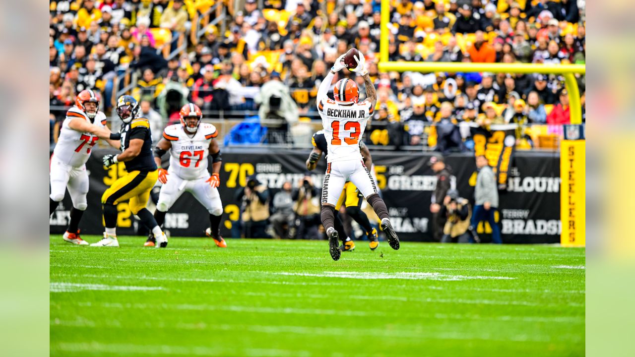 Browns end Steelers' four-game winning streak on surreal night in