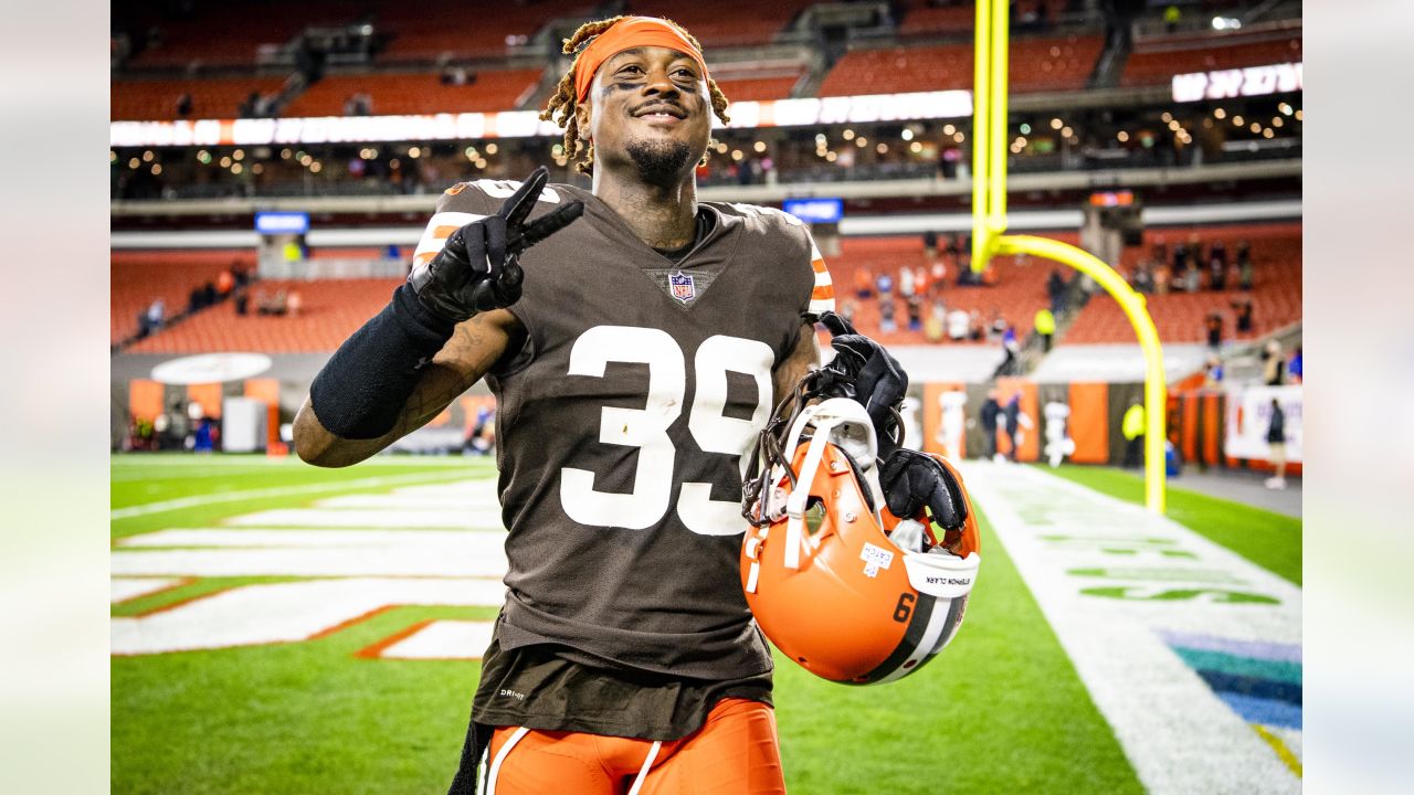 Cleveland, Ohio, USA. 23rd Dec, 2018. Cleveland Browns offensive tackle  Chris Hubbard (74) stands in the tunnel while he prepares to take the field  prior to the kickoff at the NFL football