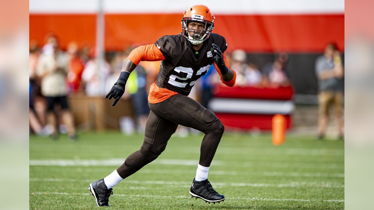 Cleveland Browns linebacker Mack Wilson is introduced before an NFL  football game against the Los Angeles Rams, Sunday, Sept. 22, 2019, in  Cleveland. The Rams won 20-13. (AP Photo/David Dermer Stock Photo - Alamy