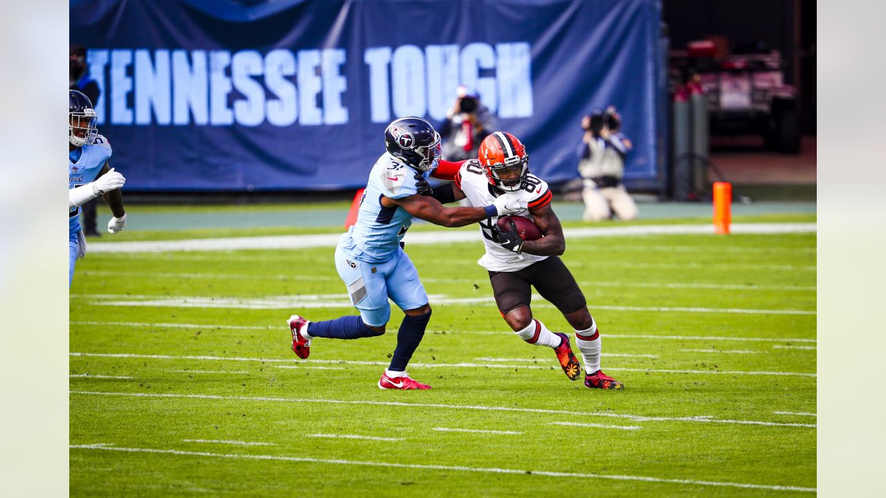 Browns storm Titans with first-half blitz, hang on to clinch first