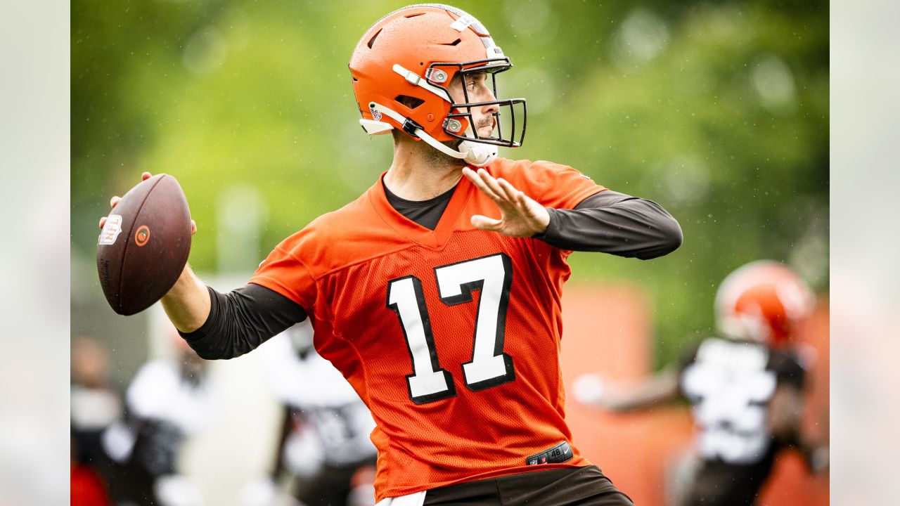 With depleted roster, Browns re-sign QB Kyle Lauletta