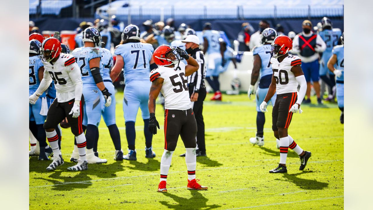 Browns storm Titans with first-half blitz, hang on to clinch first