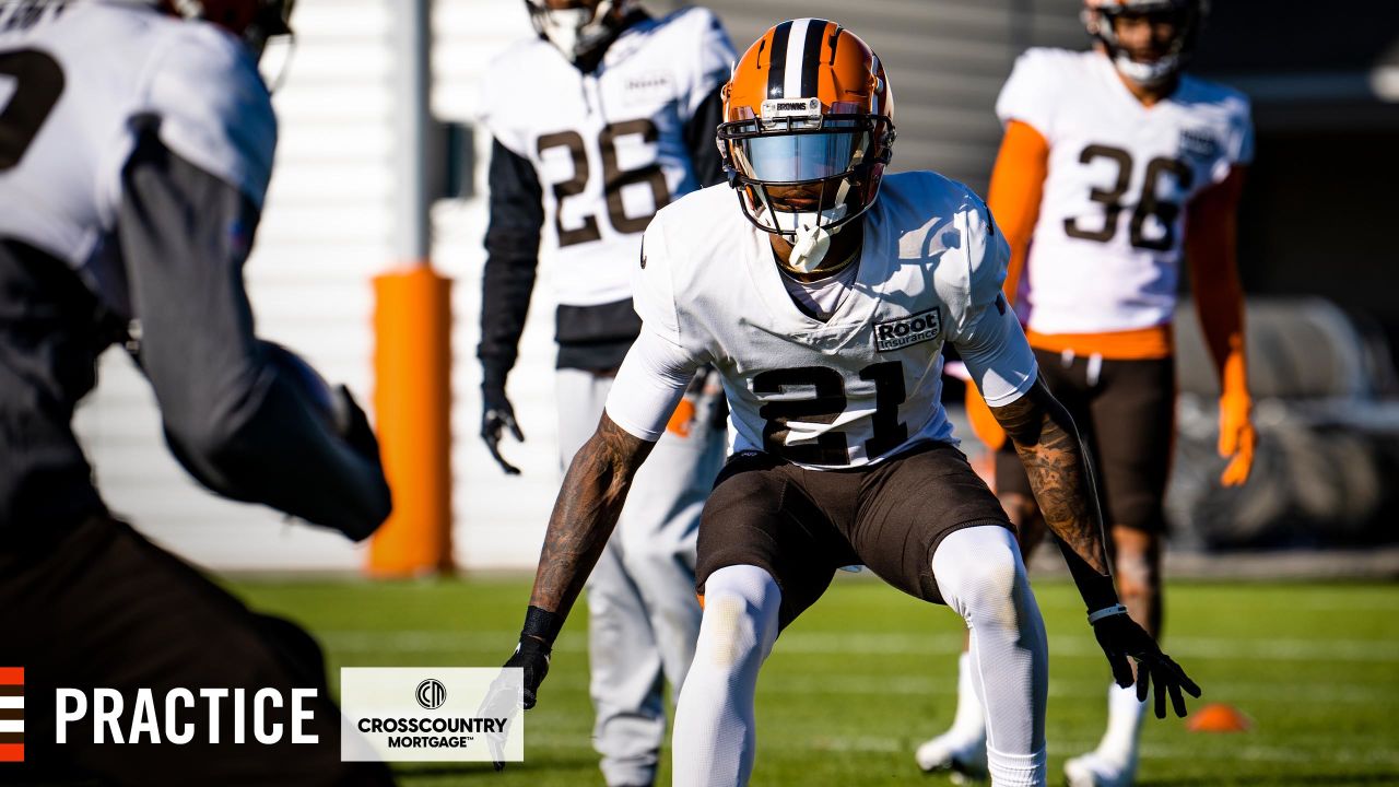 Cleveland Browns guard Hjalte Froholdt (72) looks to make a block