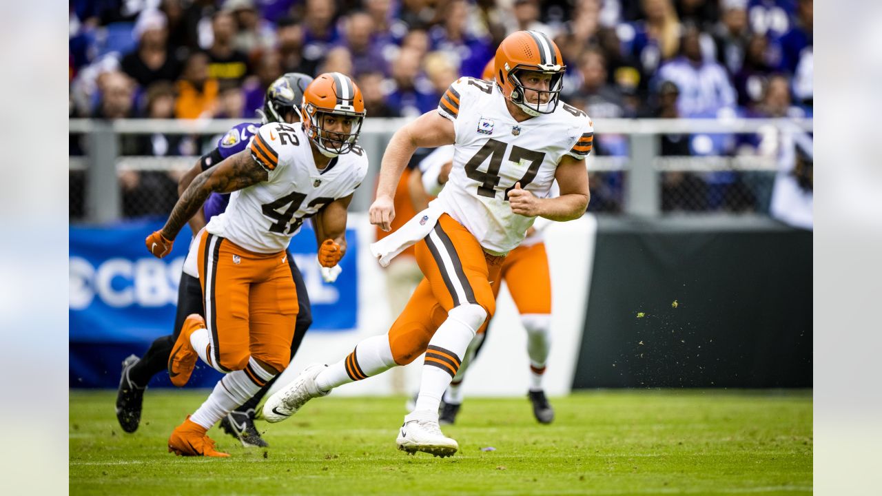 Jacksonville, FL, USA. 29th Nov, 2020. Cleveland Browns long snapper  Charley Hughlett (47) before 1st half NFL football game between the Cleveland  Browns and the Jacksonville Jaguars at TIAA Bank Field in