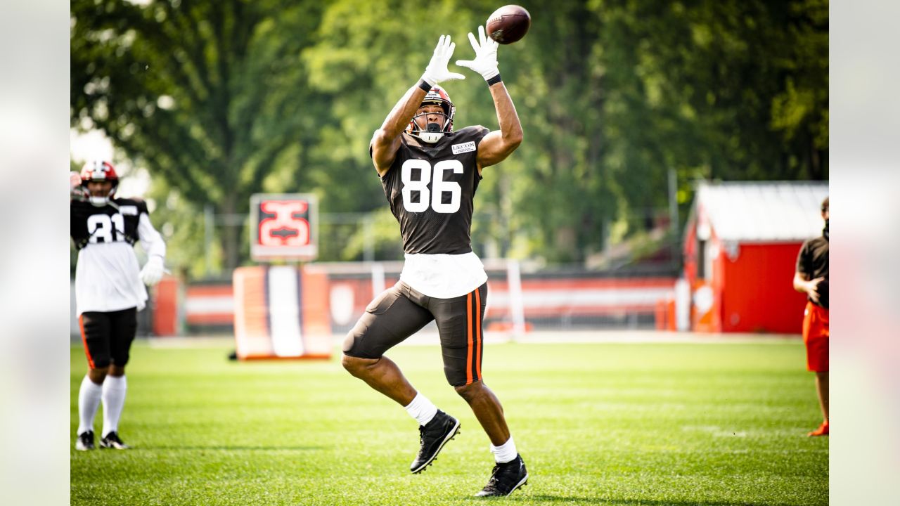 Cleveland Browns defensive coordinator Joe Woods calls a play during an NFL  football game against the Chicago Bears, Sunday, Sept. 26, 2021, in  Cleveland. (AP Photo/Kirk Irwin Stock Photo - Alamy