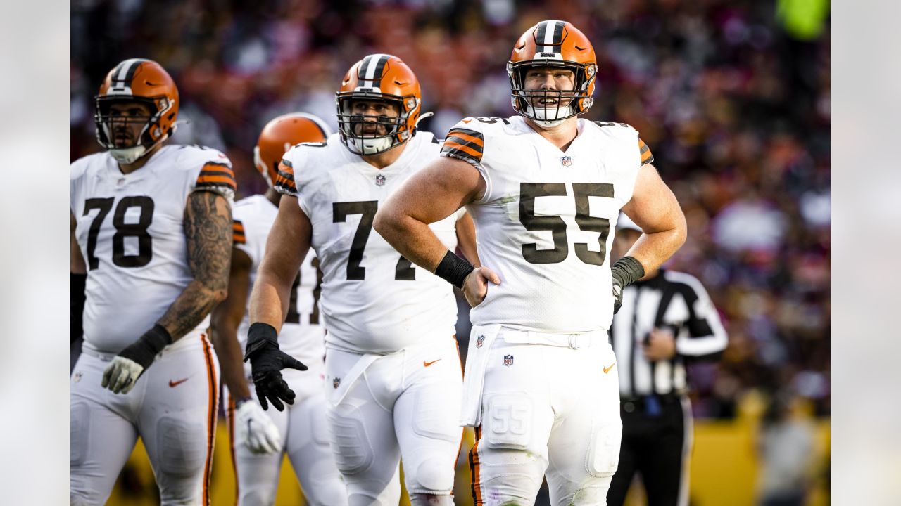 Cleveland Browns center Ethan Pocic (55) lines up for a play