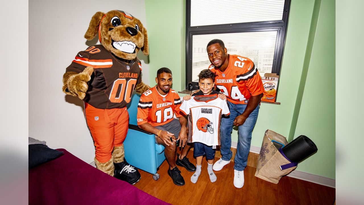 Photos: Browns visit University Hospitals ahead of Crucial Catch