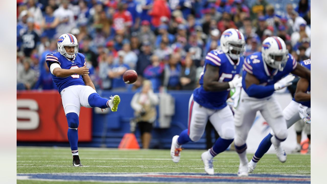 Foxborough, Massachusetts, USA. 21st Dec, 2019. Buffalo Bills punter Corey  Bojorquez (9) warms up before the NFL football game between the Buffalo  Bills and the New England Patriots at Gillette Stadium, in