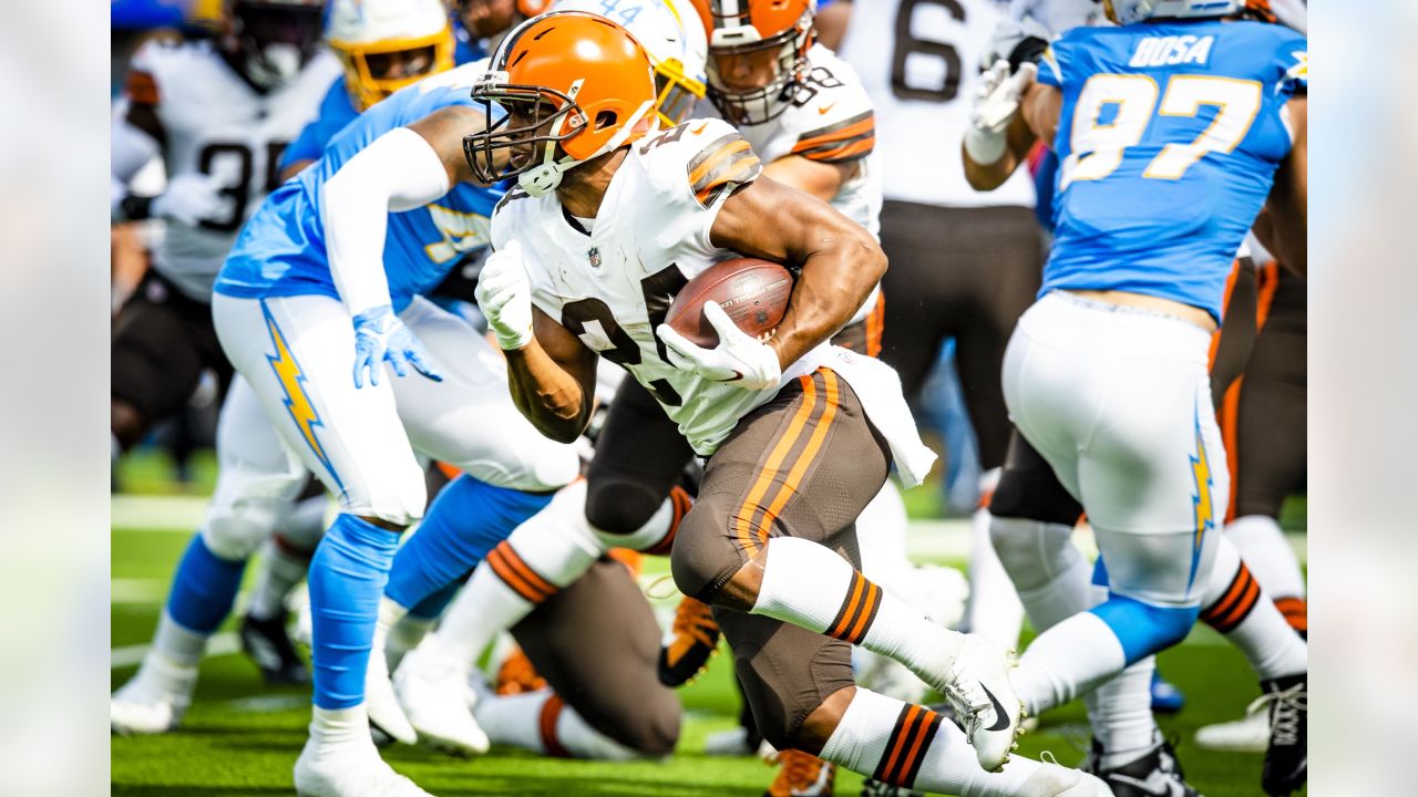 Nick Chubb stiff-arm on 54-yard run sets up Kareem Hunt touchdown