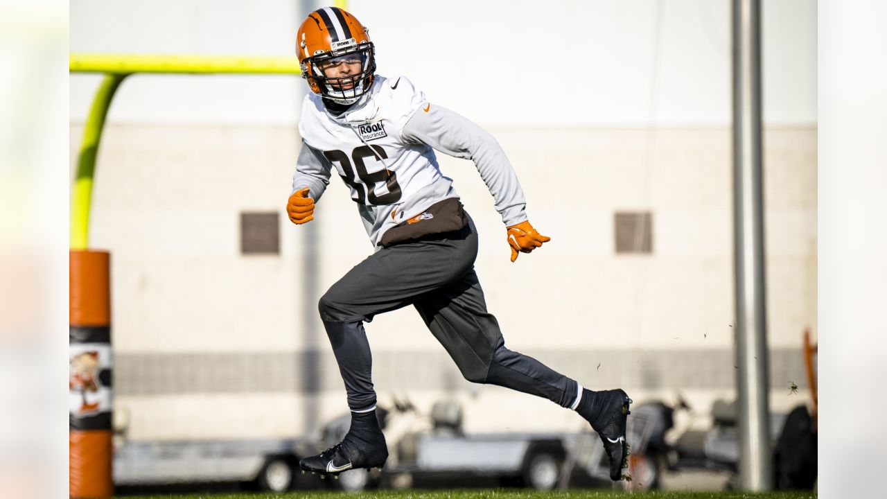 Cleveland Browns fans brave cold weather for Christmas Eve game against New  Orleans Saints