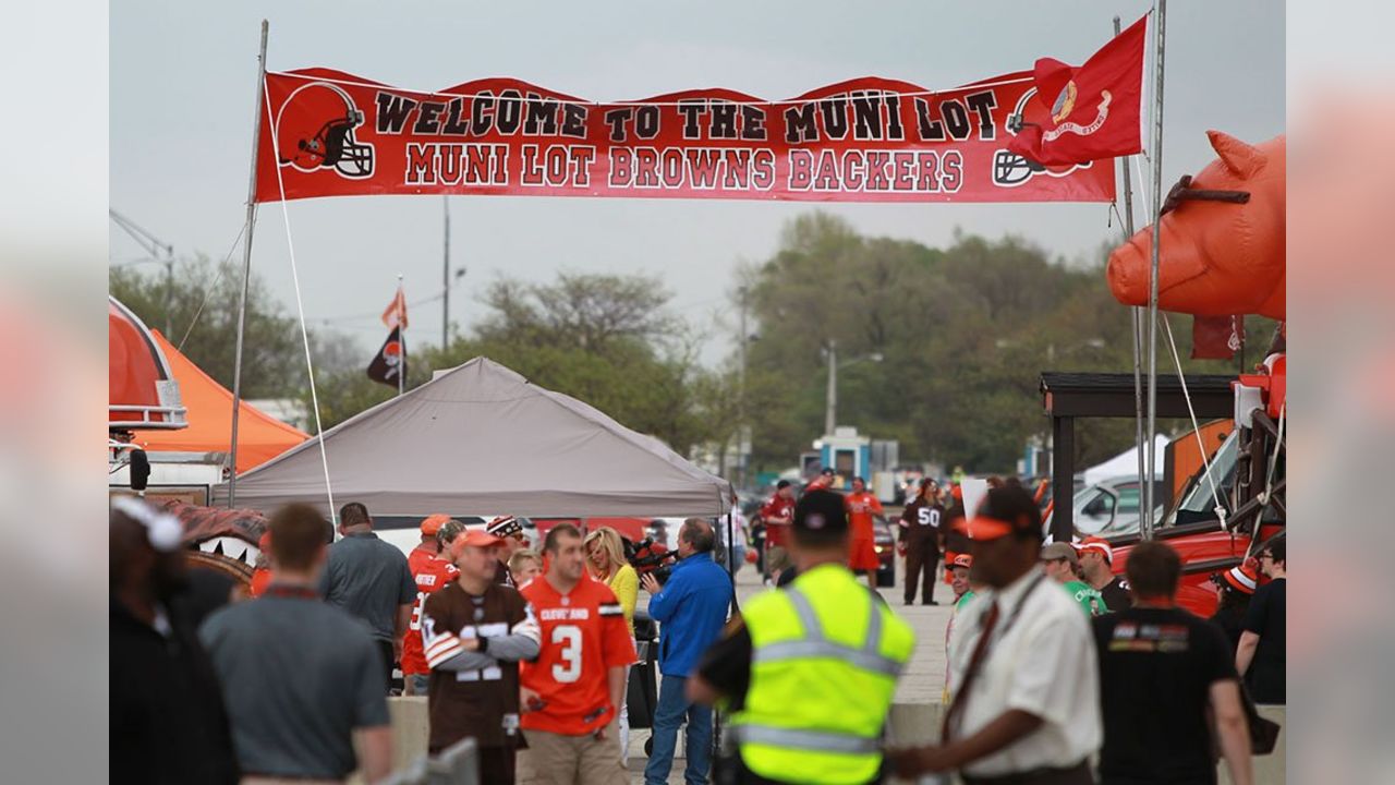 Browns fans return to Cleveland's Muni Lot for pregame tailgate