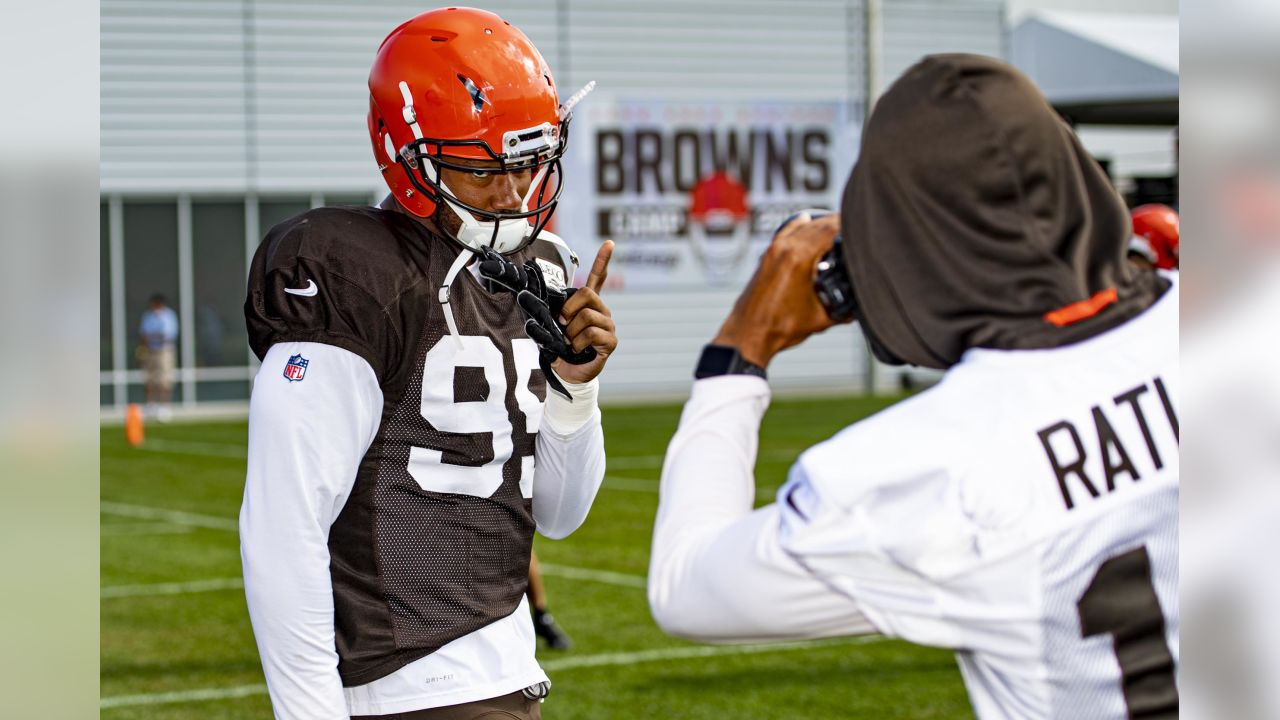 Mack Wilson helps Browns linebackers bond with weekly T-shirts