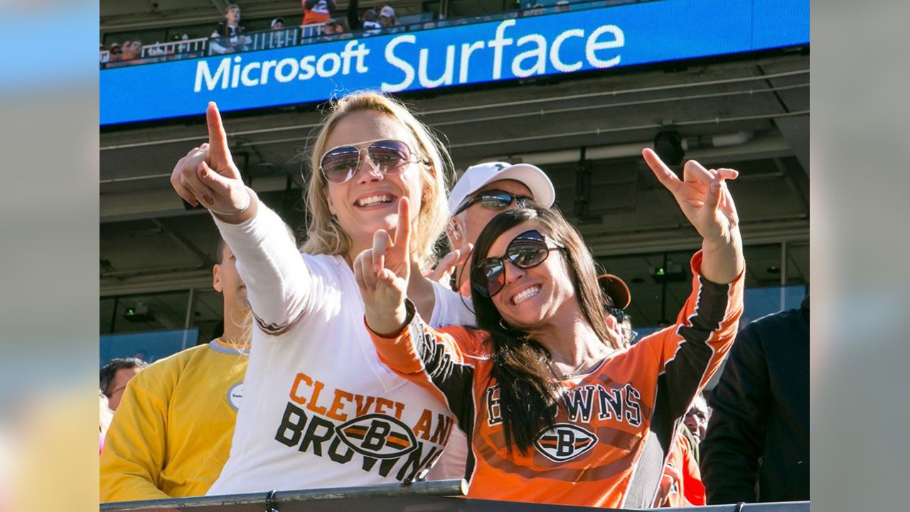 Cleveland Browns vs. Pittsburgh Steelers. Fans support on NFL Game.  Silhouette of supporters, big screen with two rivals in background Stock  Photo - Alamy