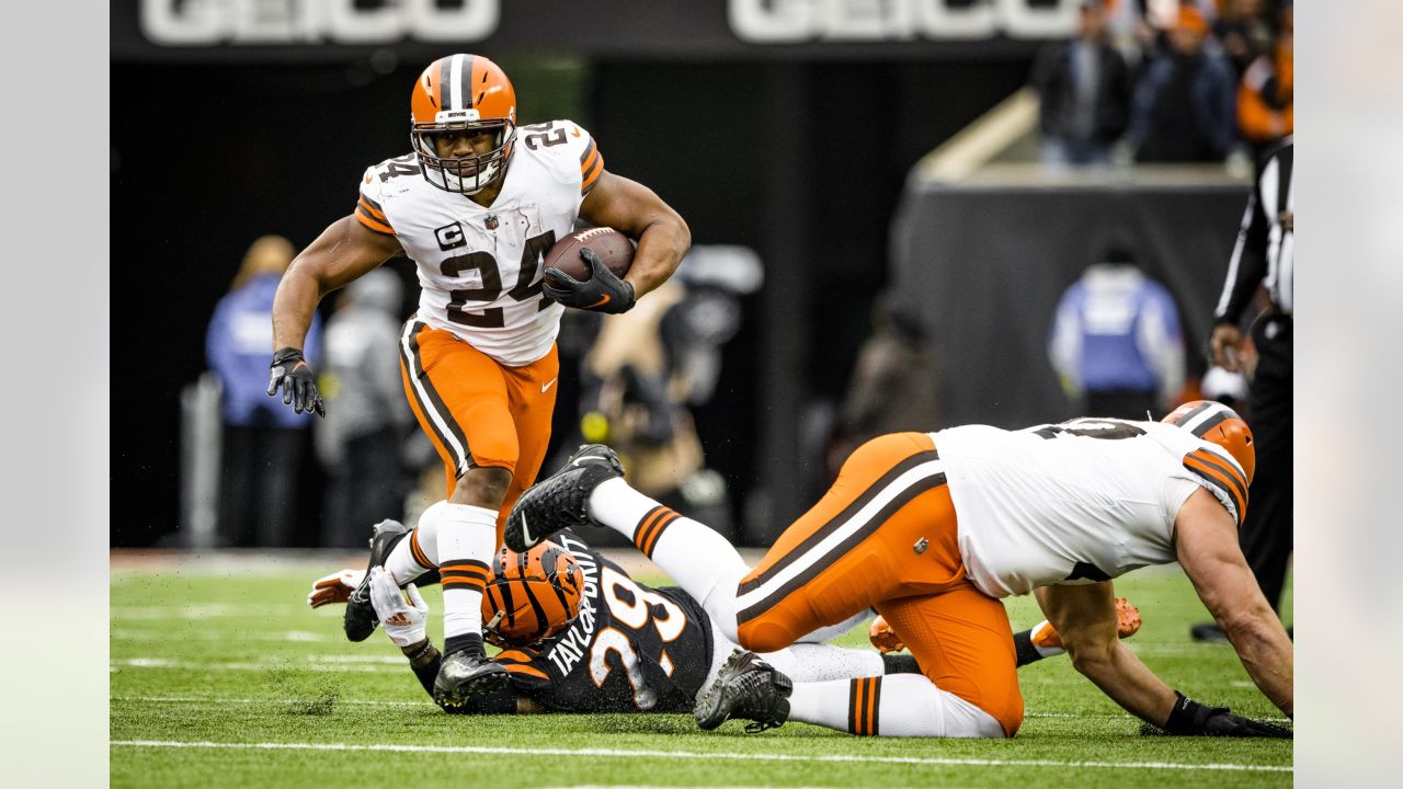 Cleveland Browns running back Nick Chubb participates in a drill during NFL  football practice in Berea, Ohio, Tuesday, Aug. 16, 2022. (AP Photo/David  Dermer)