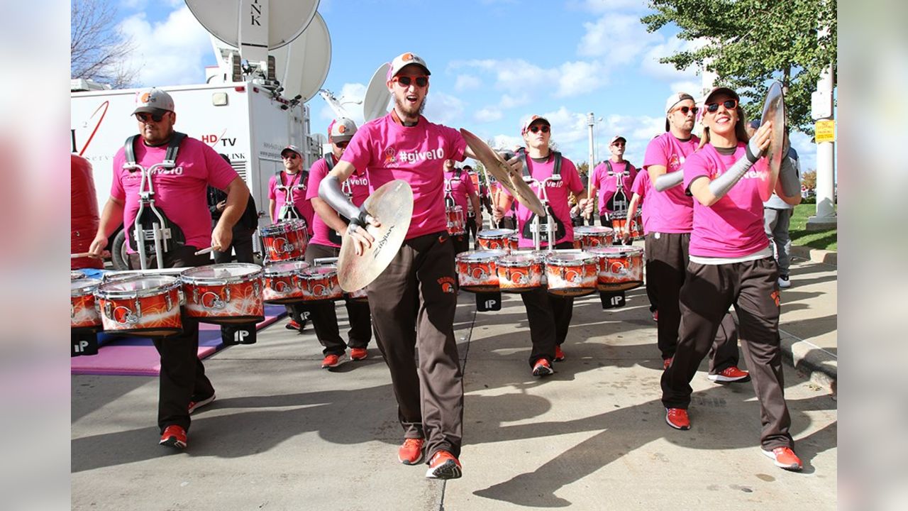 Diehard Cleveland Browns fans tie the knot while tailgating