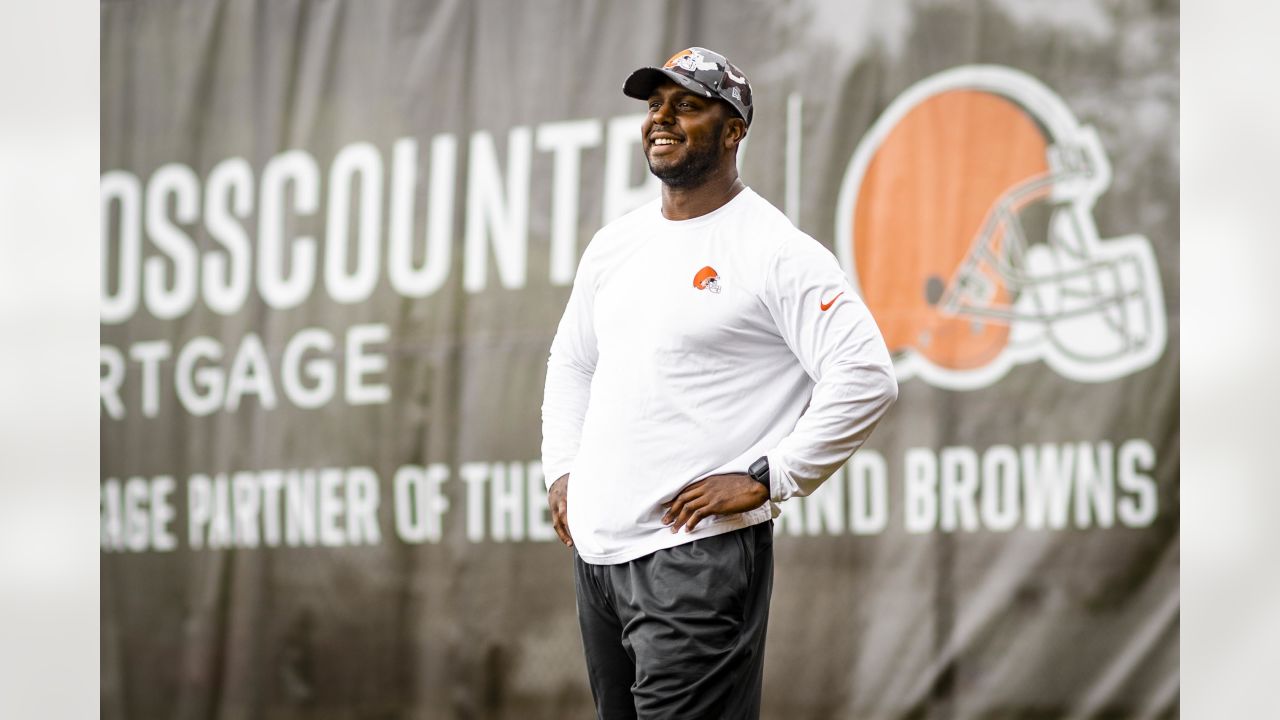 SportsGrid on Twitter: Offseason Outlook for Cleveland Browns @mikeblewitt  joins @RightSideVP to discuss Cleveland Browns position towards this 2022  NFL season. Odds via @FDSportsbook #Browns #NFLSeason   / Twitter