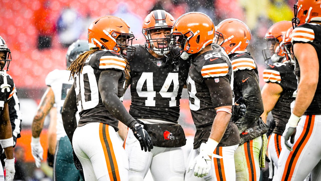 Watch and Listen: Cleveland Browns linebacker' Sione Takitaki gives Browns  7-0 lead with pick-6