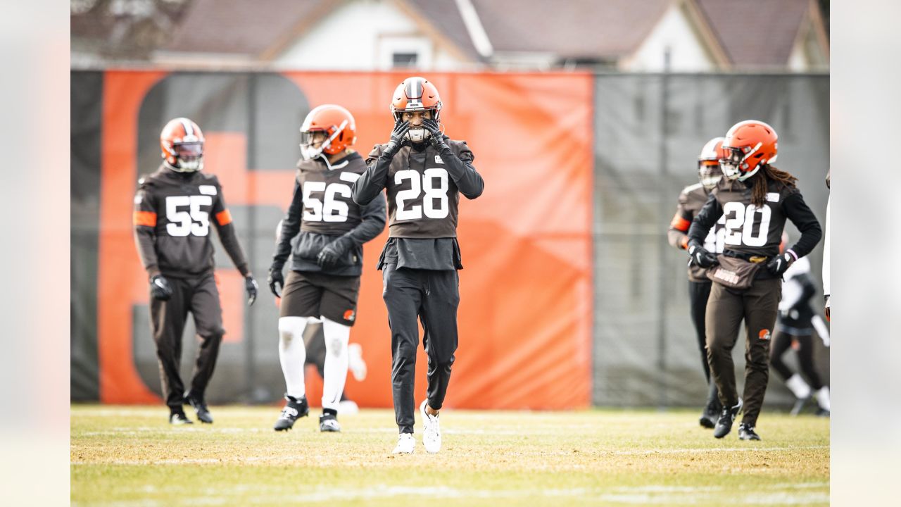 Cleveland Browns take a dig at Chicago Bears new orange helmet