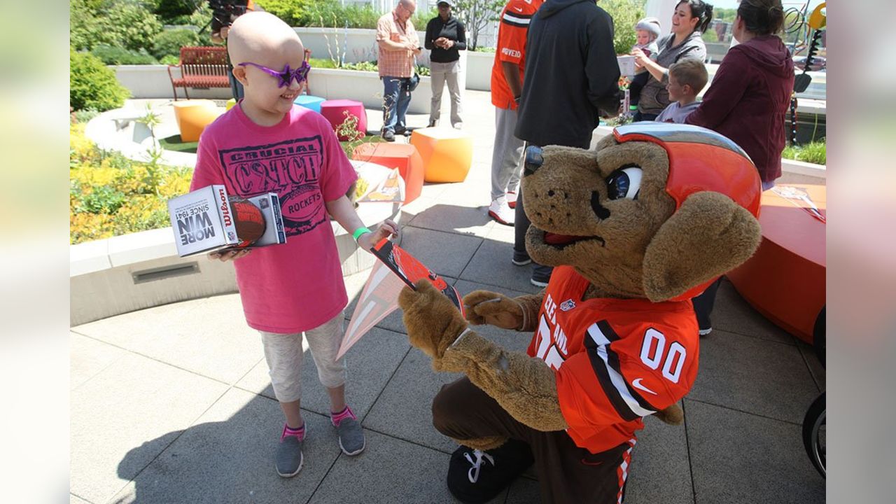 Shon Coleman, Browns players visit UH Rainbow Babies & Children's