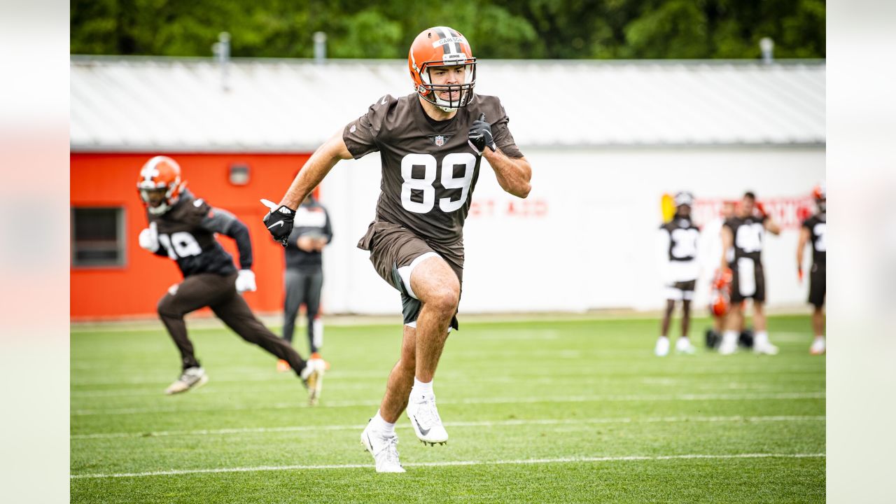 Cleveland Browns tight end Stephen Carlson (89) gets by Pittsburgh