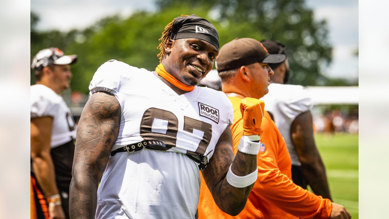 Cleveland Browns tight end Zaire Mitchell-Paden makes a catch during  News Photo - Getty Images