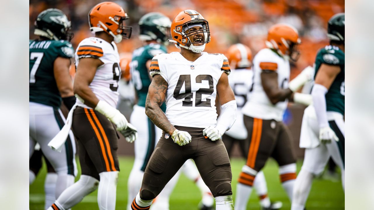 Cleveland Browns linebacker Tony Fields II (42) and cornerback