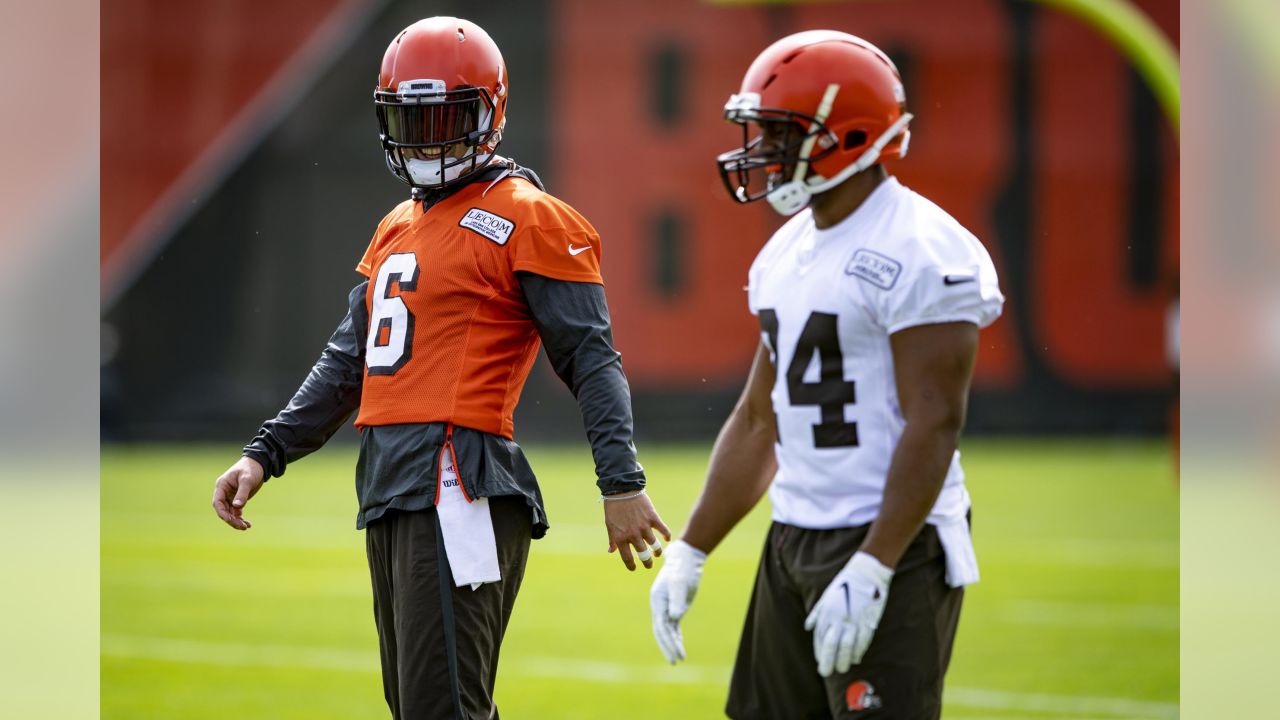 Cleveland Browns quarterback Baker Mayfield (6) smiles while talking during  NFL football practice in Berea, Ohio, Wednesday, July 28, 2021. (AP  Photo/David Dermer Stock Photo - Alamy