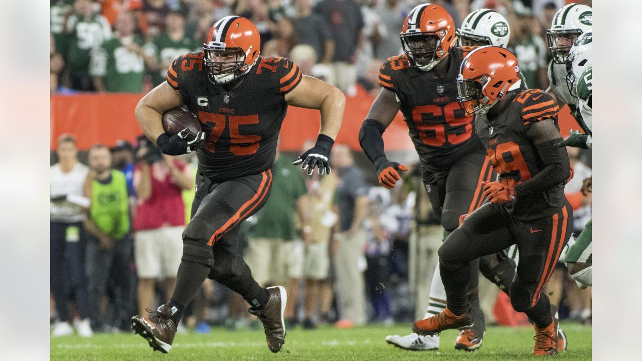 Joel Bitonio wonders whether JC Tretter is being blackballed for his stance  on player safety : r/nfl