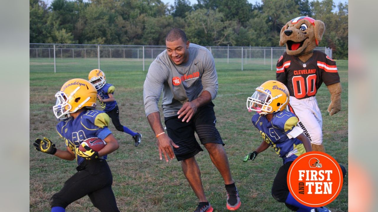 6 Browns surprise youths at Brooklyn Football League practice