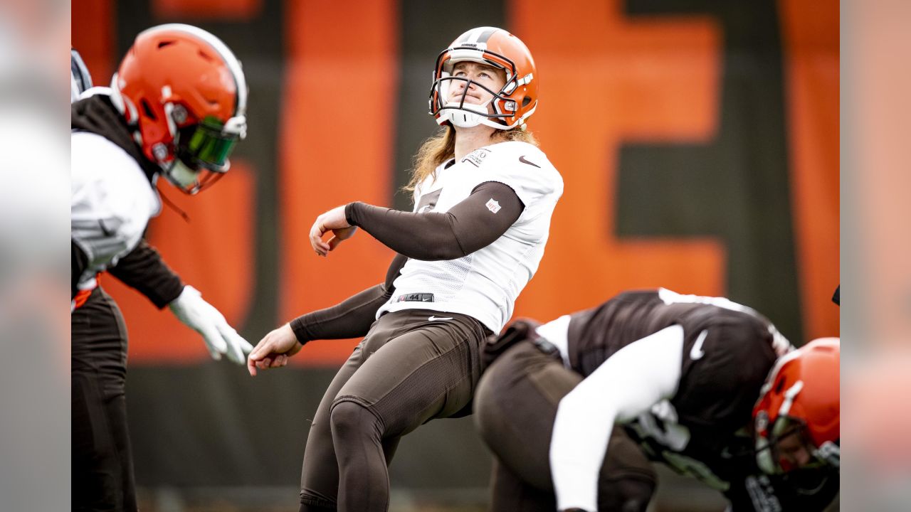 Cleveland Browns punter Jamie Gillan warms up before an NFL football game  against the Tennessee Titans, Sunday, Sept. 8, 2019, in Cleveland. (AP  Photo/David Richard Stock Photo - Alamy