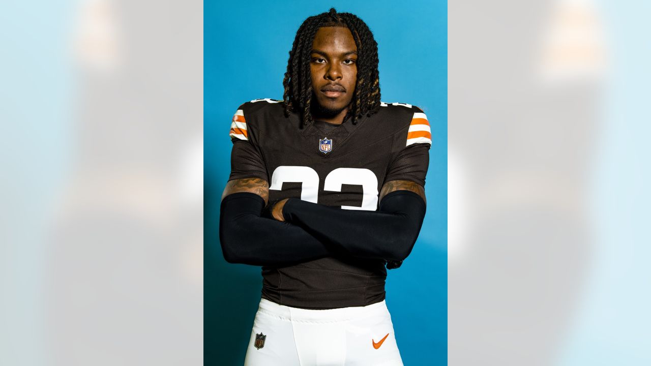 Cleveland Browns defensive end Ogbo Okoronkwo (54) rushes against