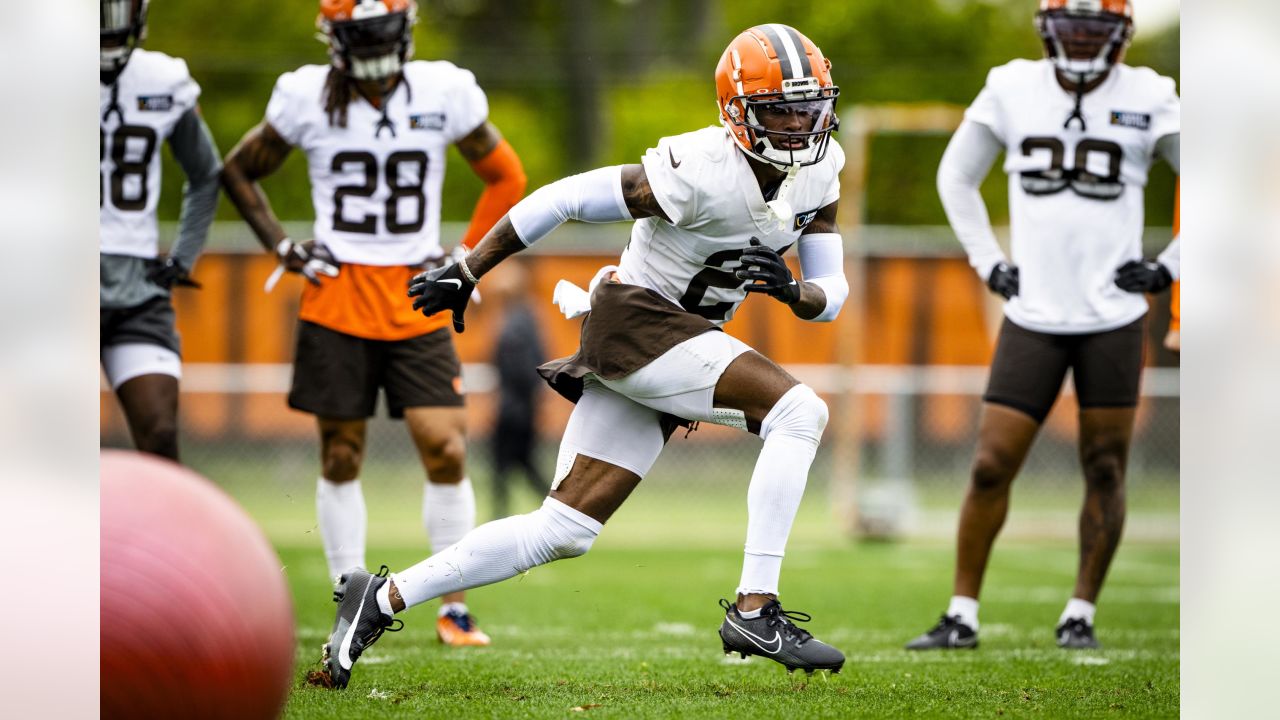 Browns receiver Amari Cooper making plays, fighting through injury as he  develops his connection with quarterback Deshaun Watson 