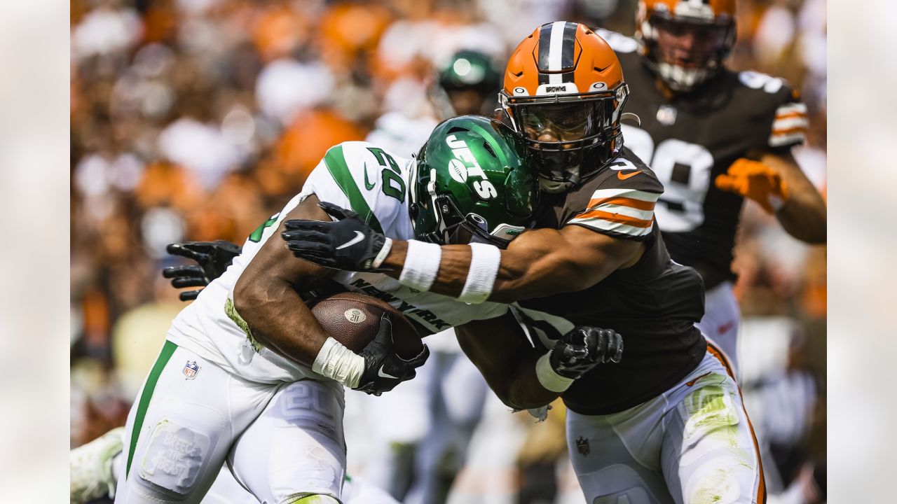 New York Jets cornerback Sauce Gardner (1) lines up for a play during an  NFL football game against the Cleveland Browns, Sunday, Sept. 18, 2022, in  Cleveland. (AP Photo/Kirk Irwin Stock Photo - Alamy