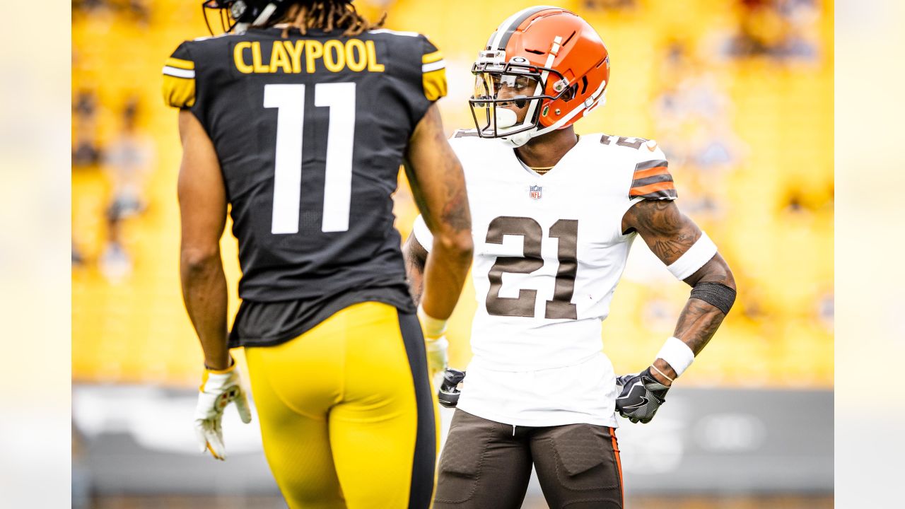 Cleveland Browns cornerback Denzel Ward (21) watches a replay during an NFL  football game against the Arizona Cardinals, Sunday, Oct. 17, 2021, in  Cleveland. (AP Photo/Kirk Irwin Stock Photo - Alamy