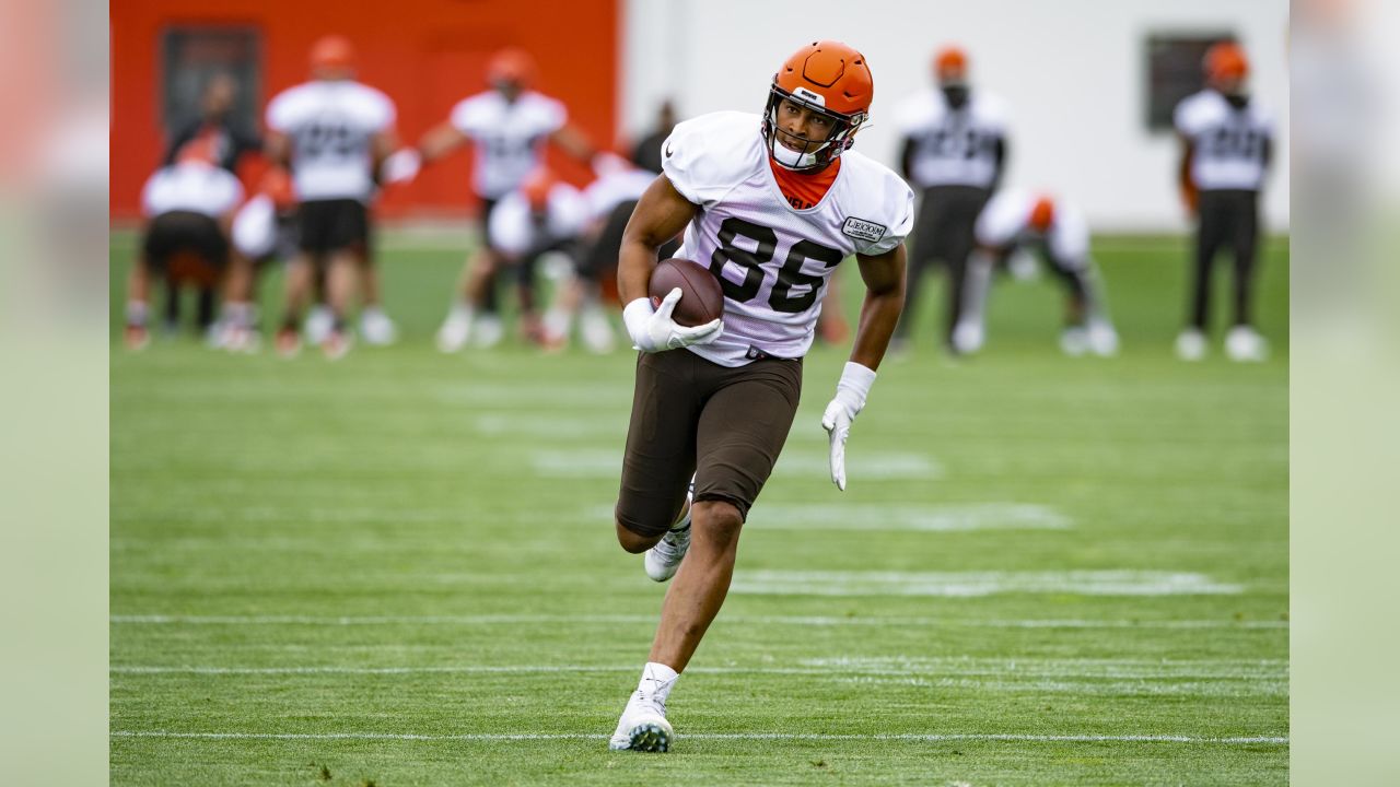 Cleveland Browns TE Pharaoh Brown (86) in action during a game