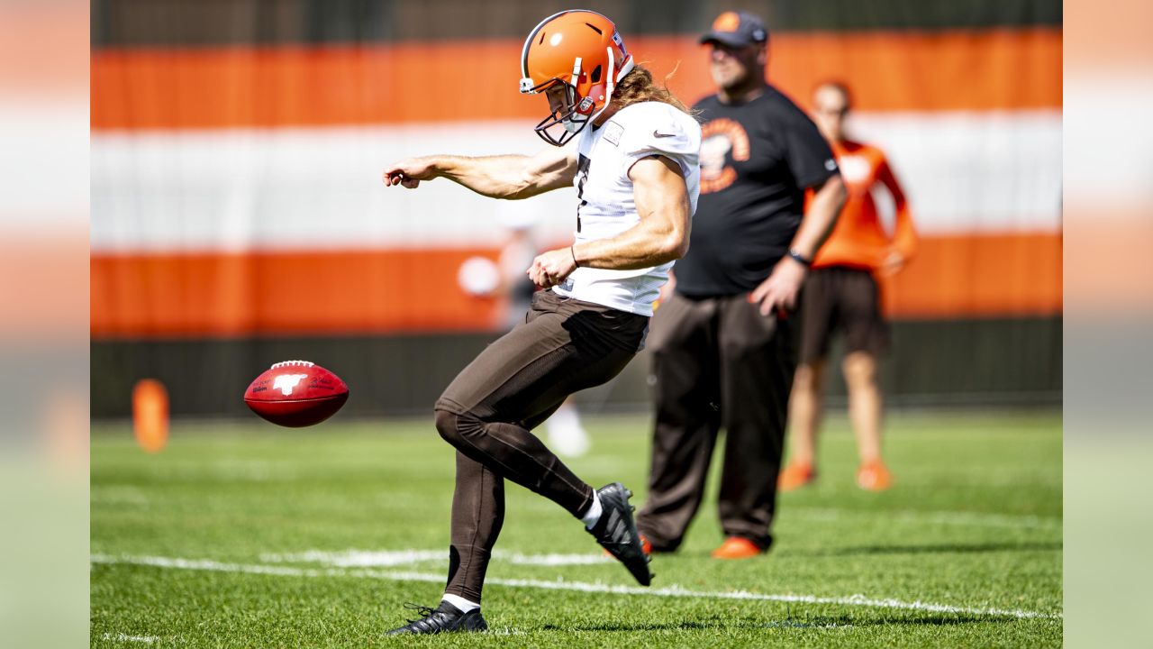 Johnny Stanton, Myles Garrett play Dungeons & Dragons for Red Nose Day