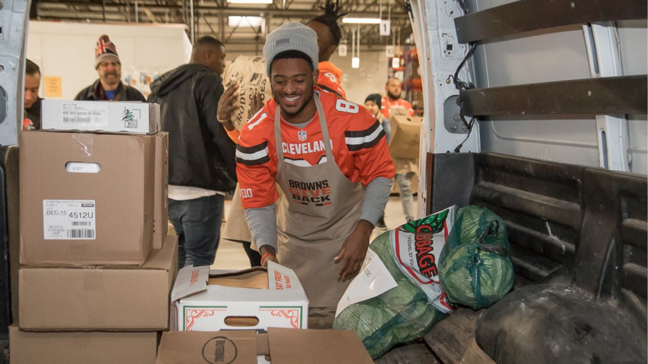 Photos: Browns volunteer at Greater Cleveland Food Bank before